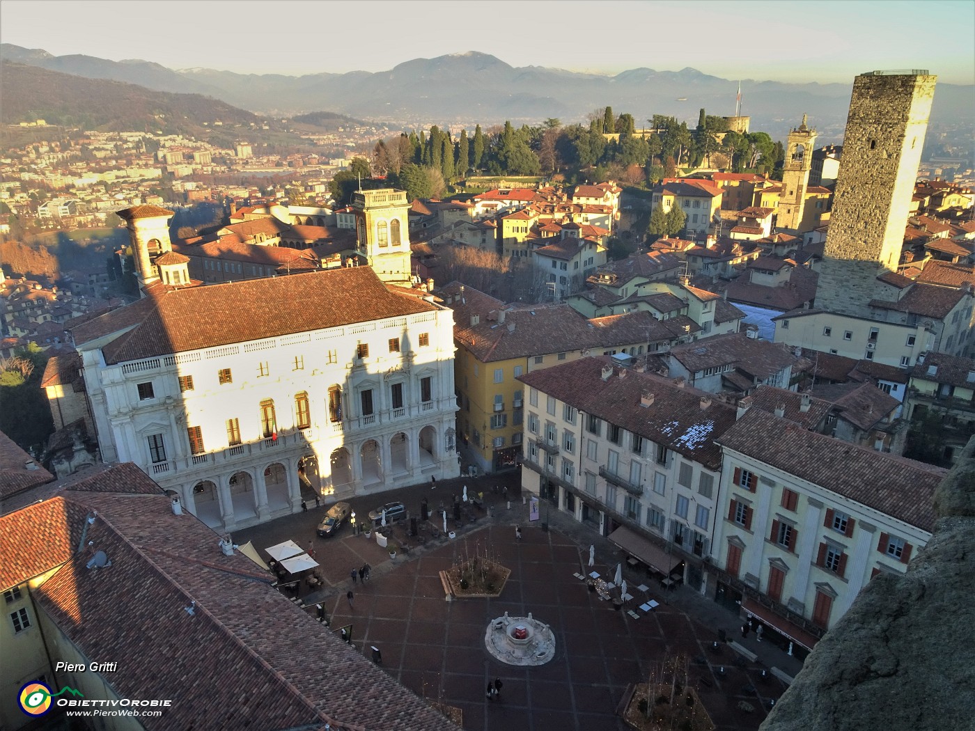 42 Dalla Torre Civica vista su Piazza Vacchia.JPG